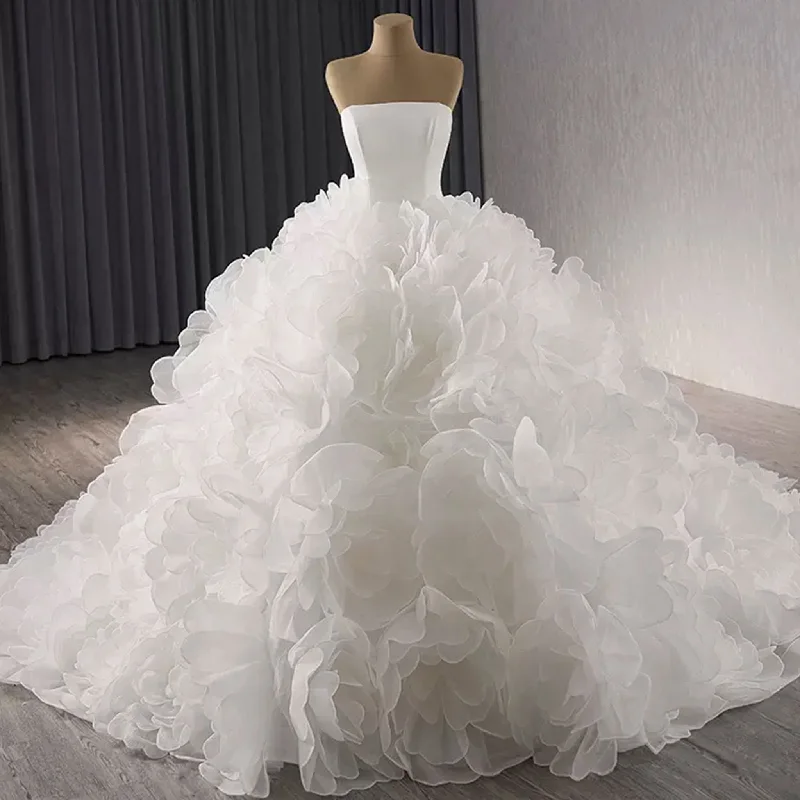 Women's Vintage Attire Sleek Design Classic Big Skirt Wedding Dress Strapless Ball Gown Bridal Gown